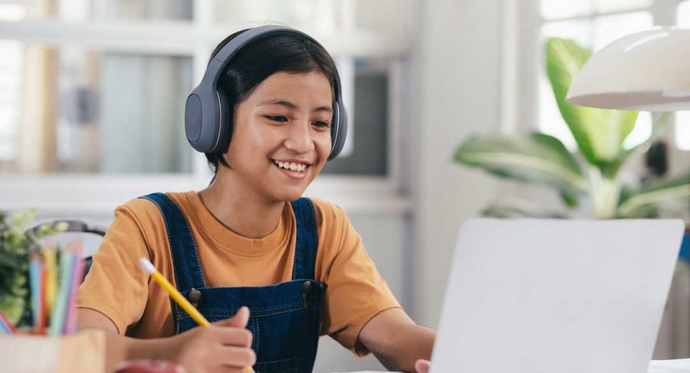 girl learning online