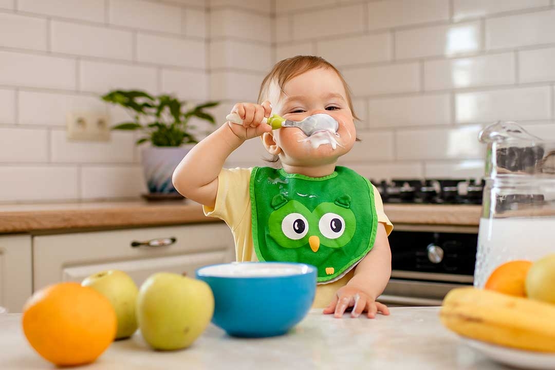Encouraging your baby to self-feed at 10 to 12 months