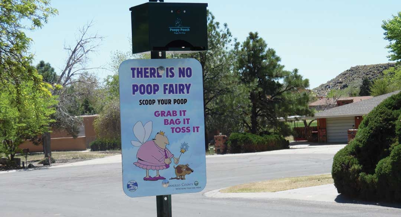 Sign telling pet owners to pick up pet waste