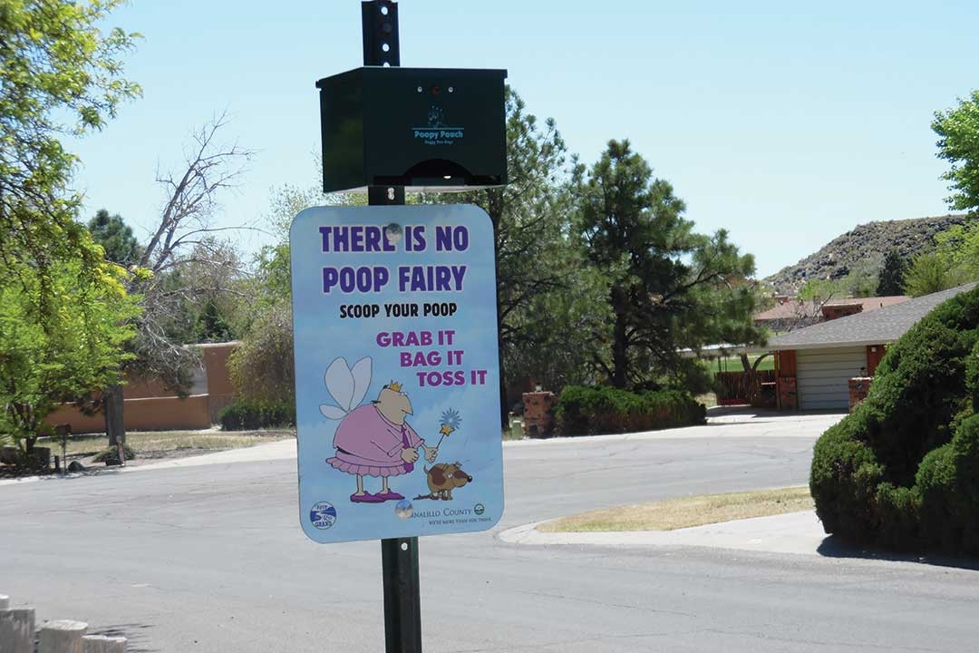 Sign telling pet owners to pick up pet waste