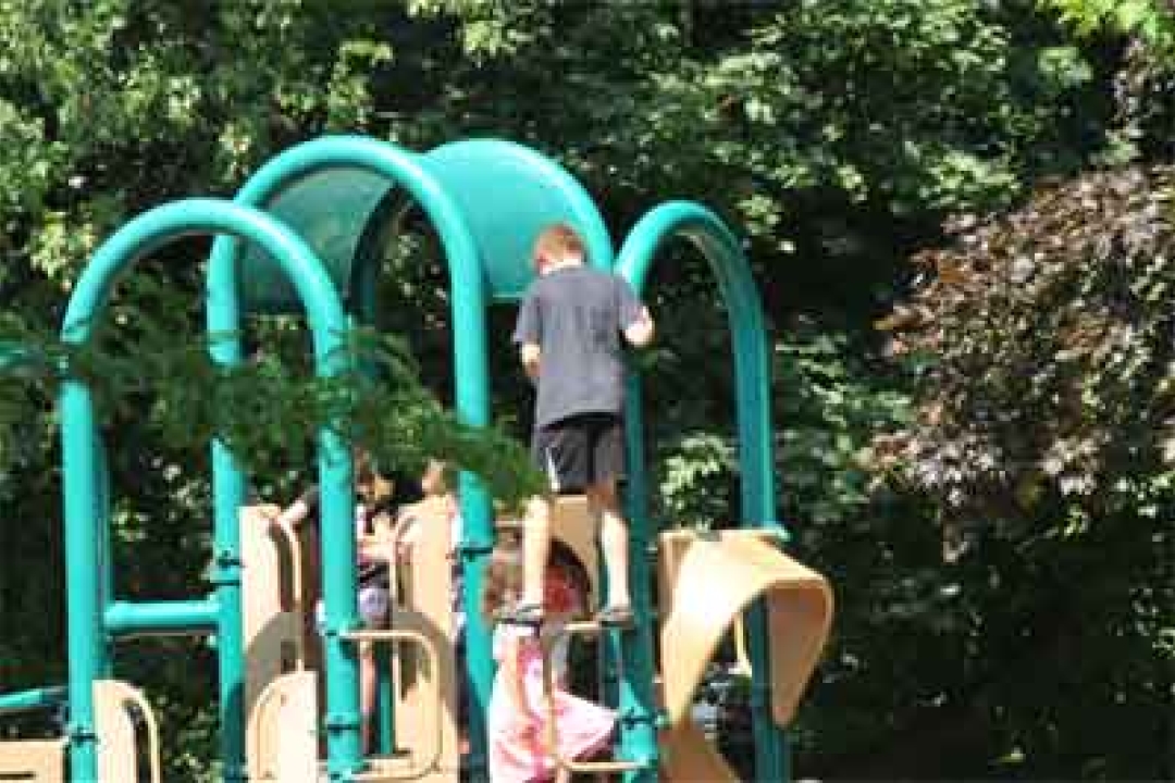 Risk taking play on playground equipment