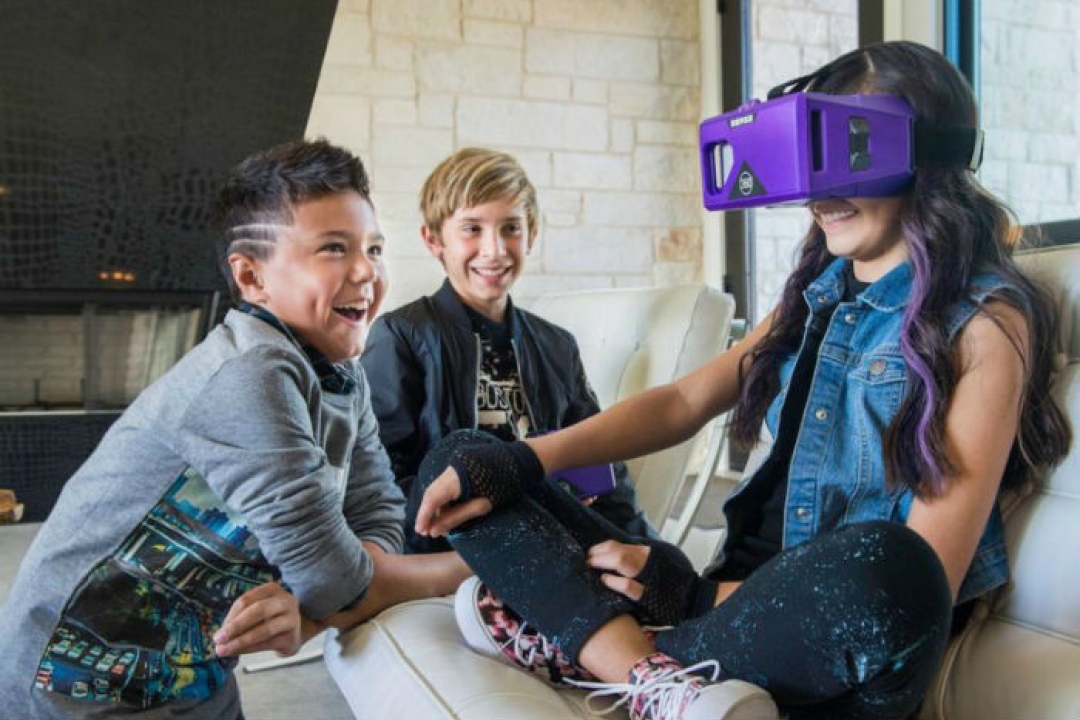Kids playing with VR goggles
