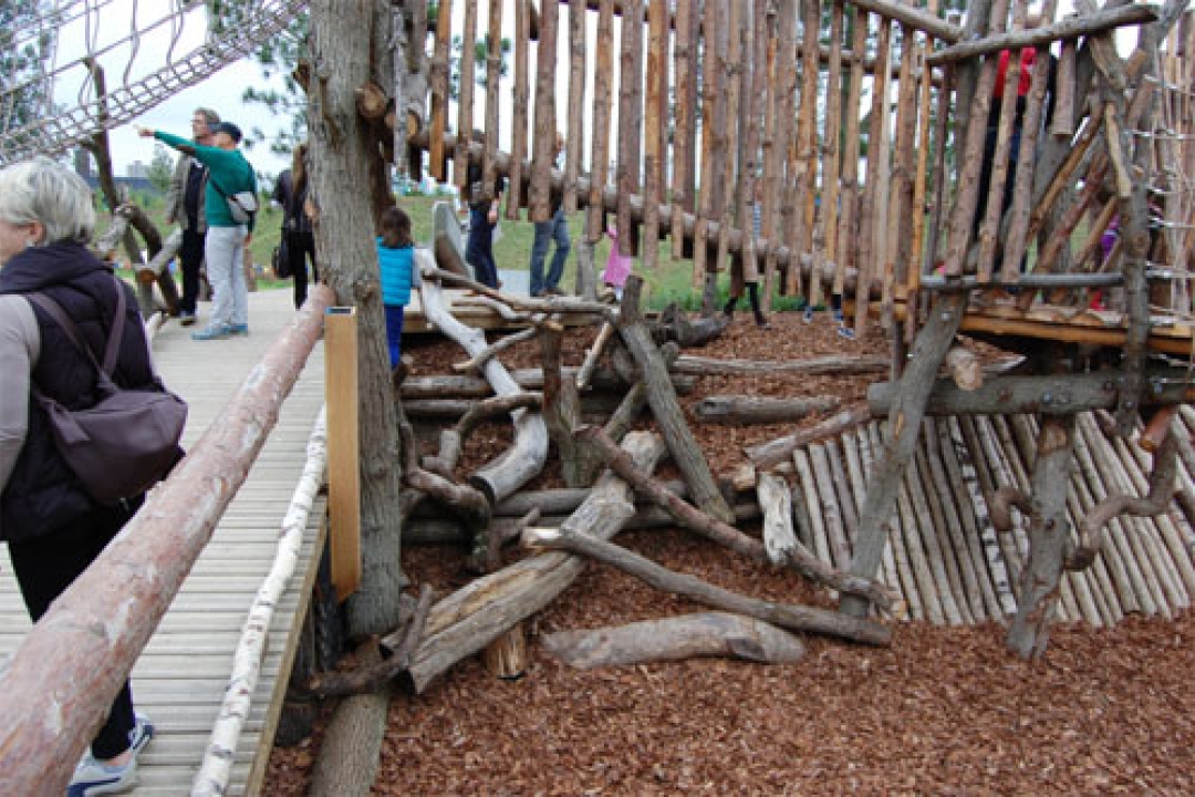Tumbling Bay Playground, Queen Elizabeth Olympic Park - climbing logs