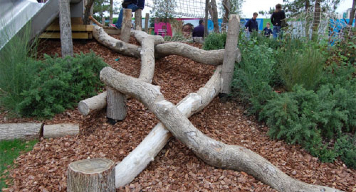 Tumbling Bay Playground, Queen Elizabeth Olympic Park - balance logs