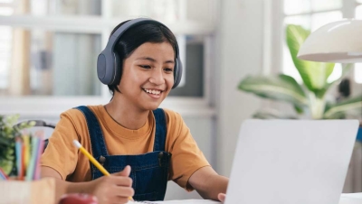 girl learning online