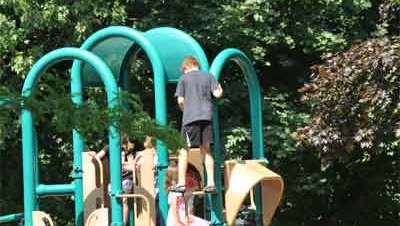 Risk taking play on playground equipment
