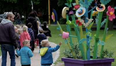 Families walking through Folkets park.